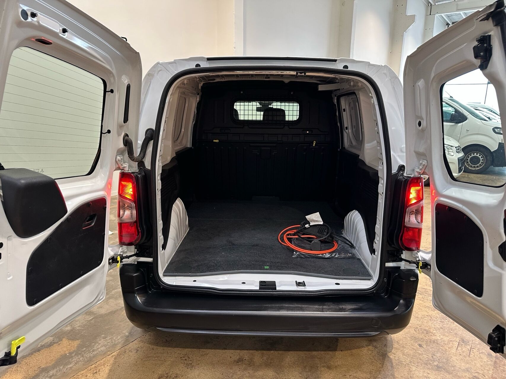 Hvid Peugeot e-Partner fra 2022