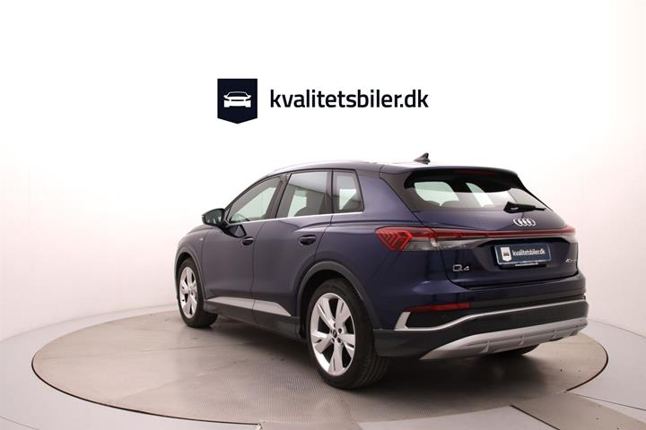 Blå Audi Q4 fra 2022
