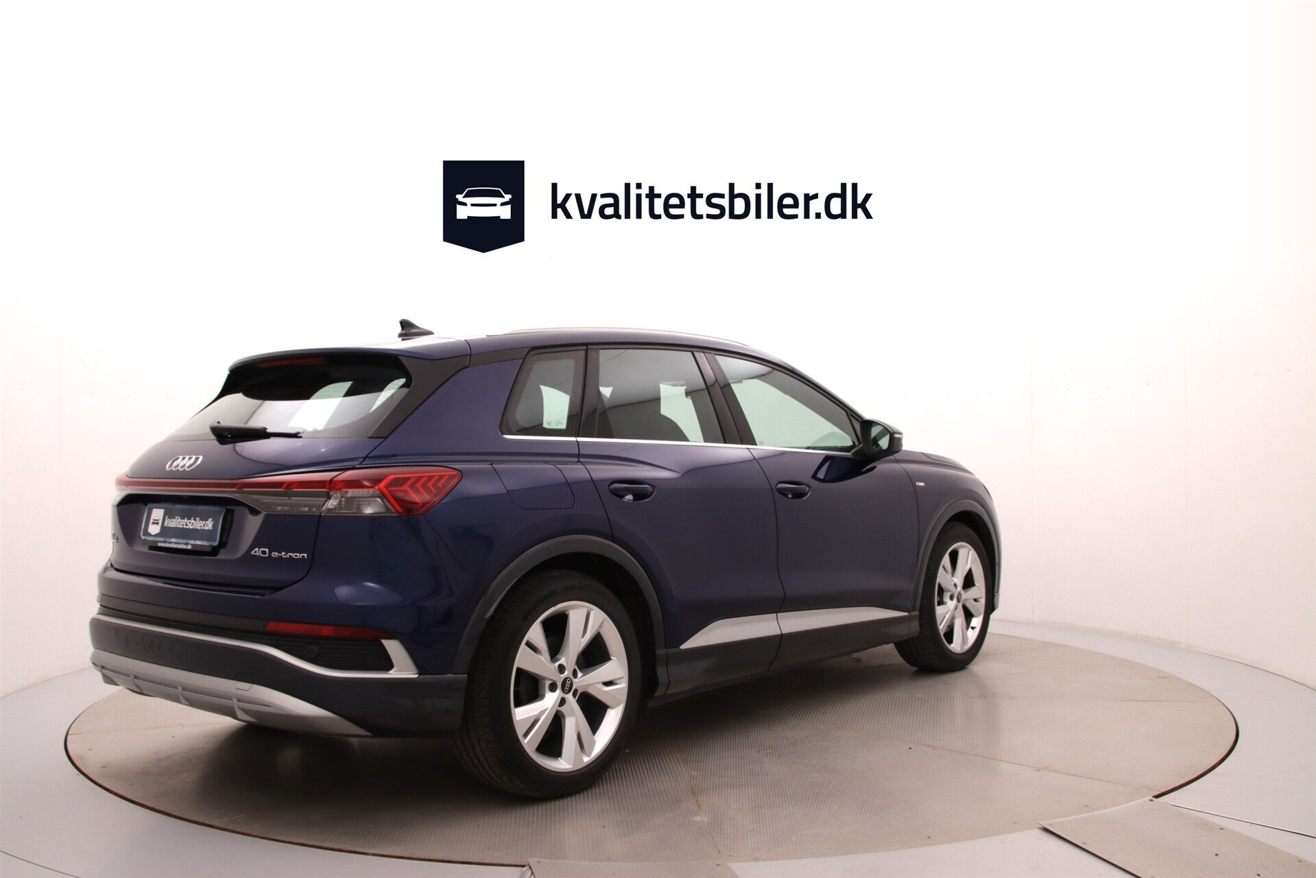Blå Audi Q4 fra 2022