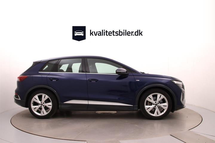 Blå Audi Q4 fra 2022