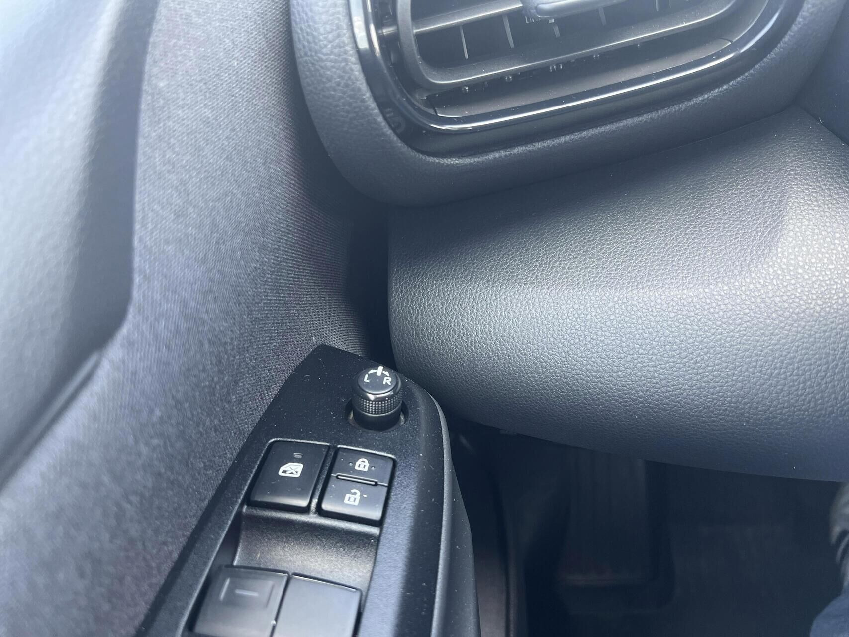 Hvid Toyota Yaris fra 2023