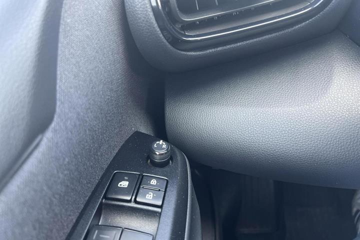 Hvid Toyota Yaris fra 2023