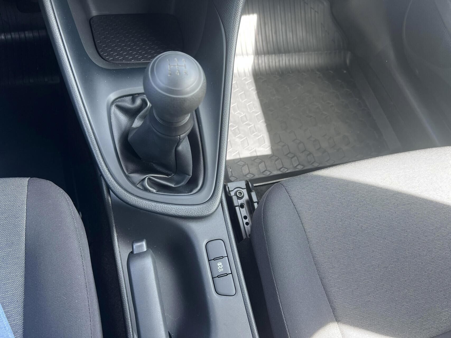 Hvid Toyota Yaris fra 2023