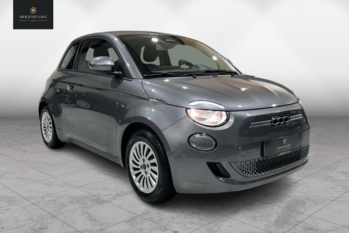 Grå Fiat 500e fra 2023 set udefra