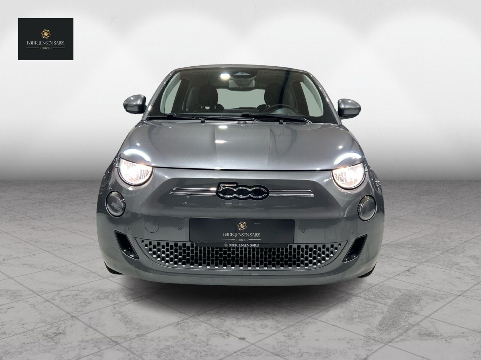 Grå Fiat 500e fra 2023