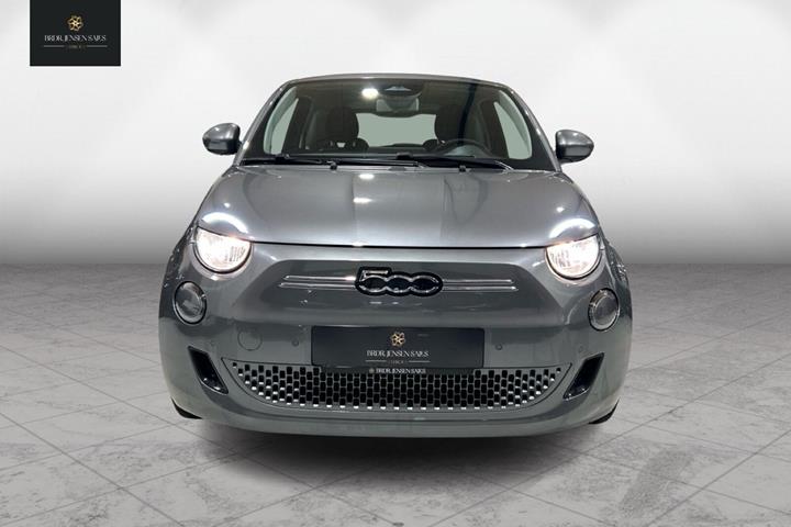 Grå Fiat 500e fra 2023