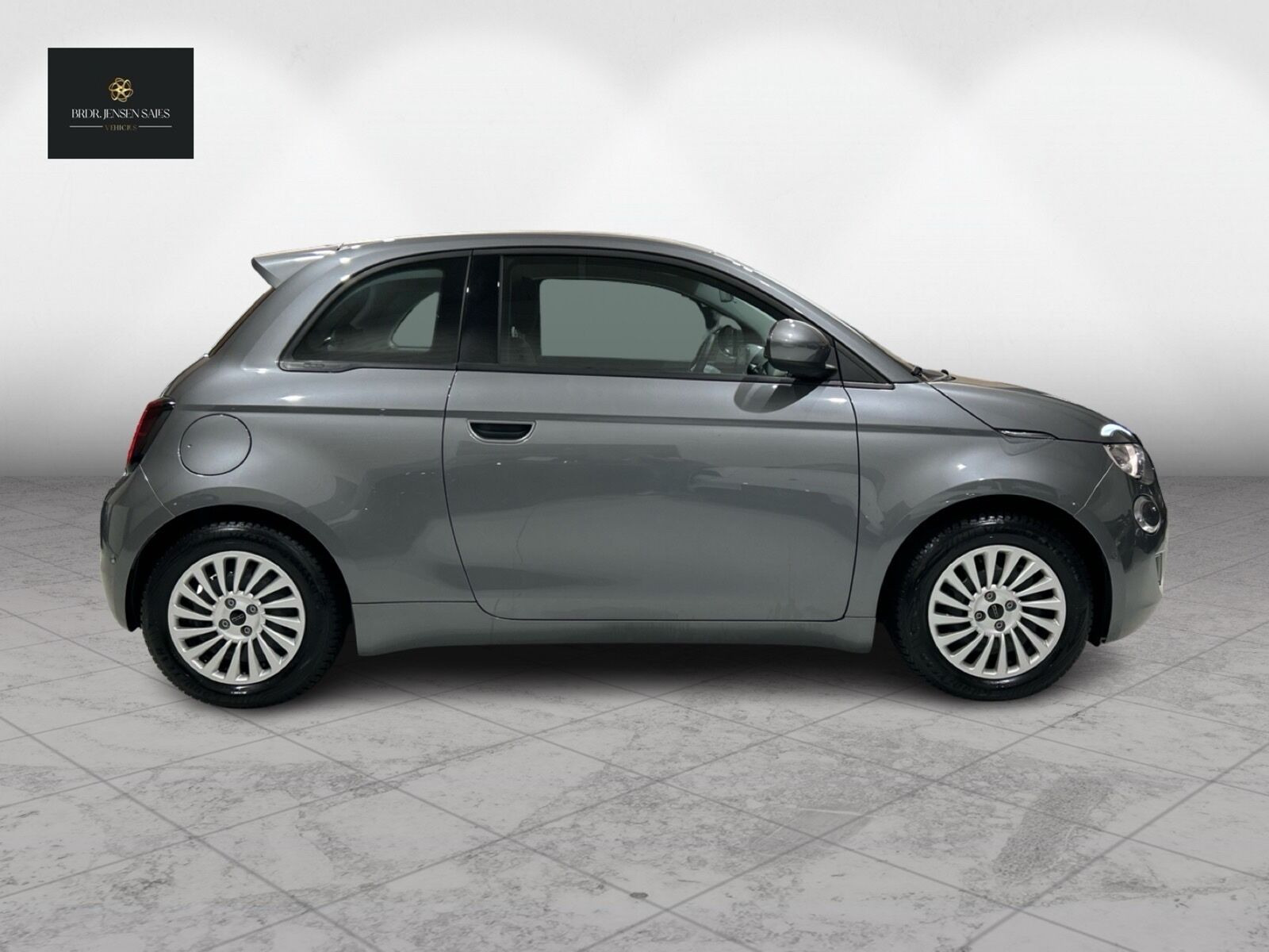 Grå Fiat 500e fra 2023