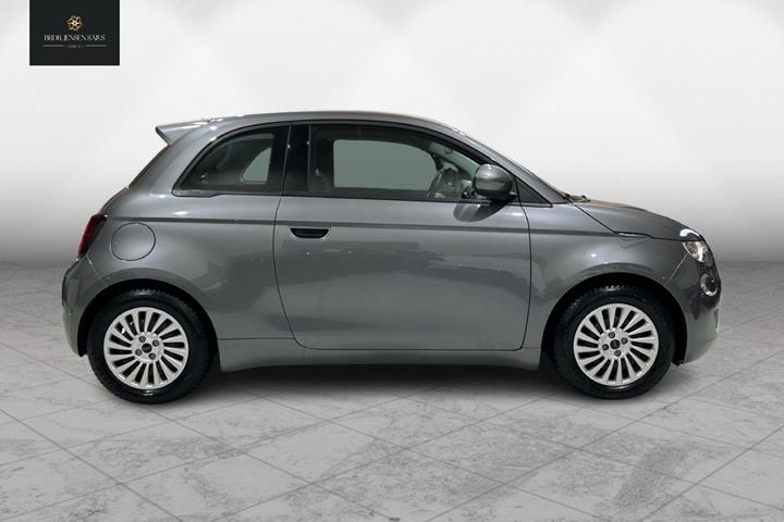 Grå Fiat 500e fra 2023
