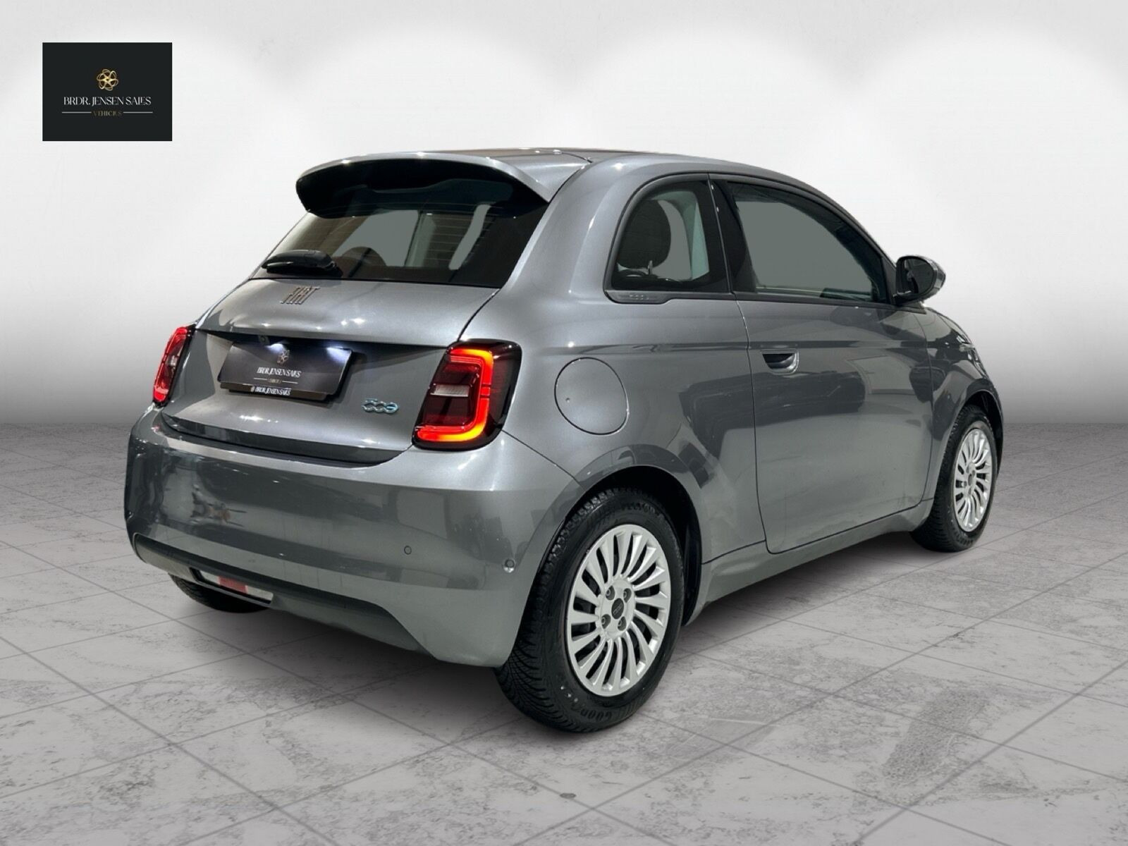 Grå Fiat 500e fra 2023