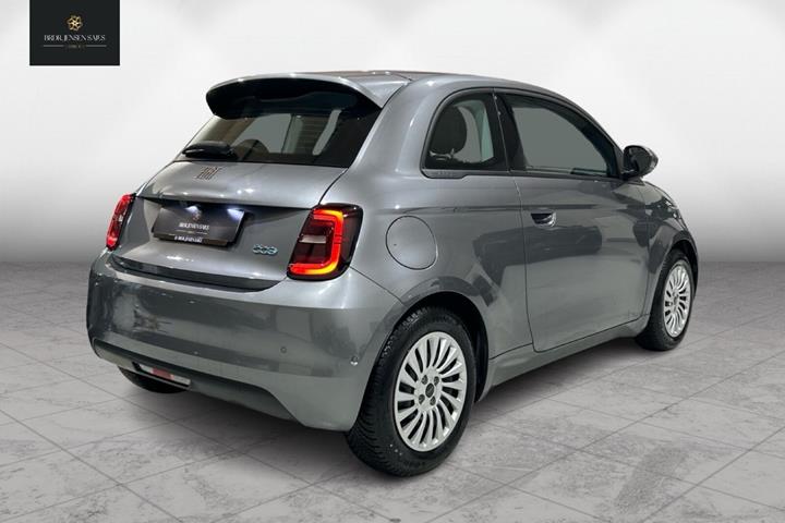 Grå Fiat 500e fra 2023