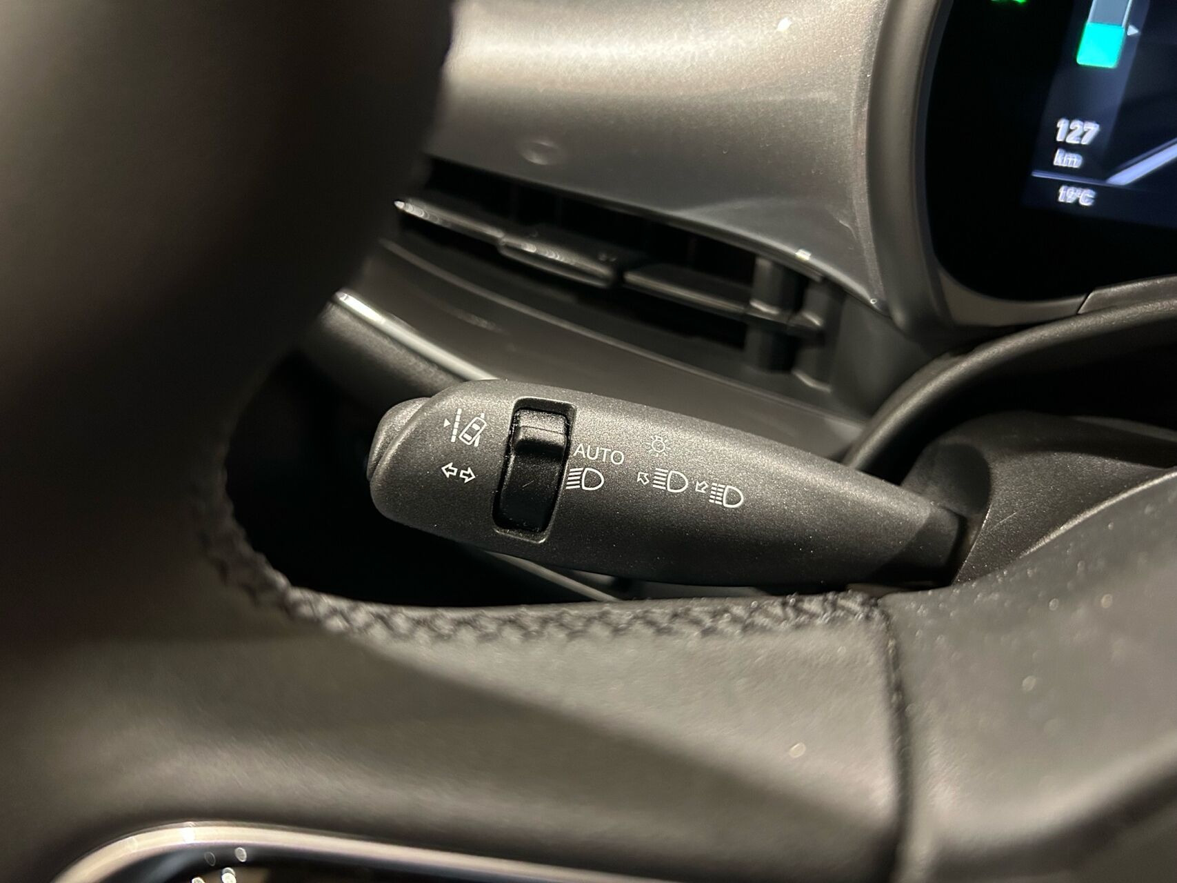 Grå Fiat 500e fra 2023