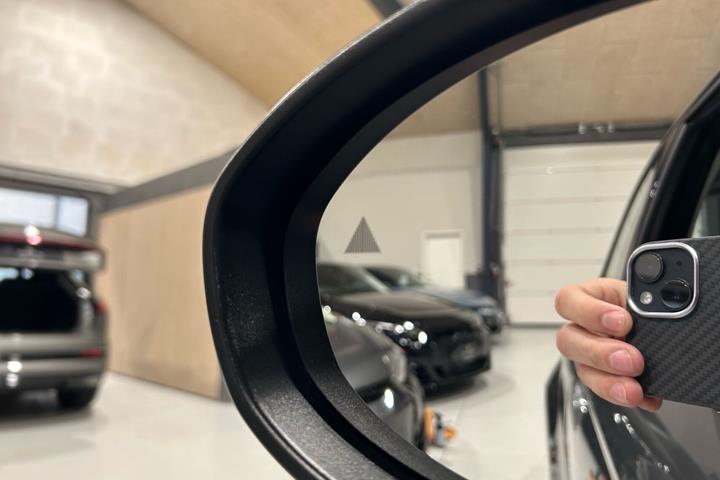 Grå Fiat 500e fra 2023