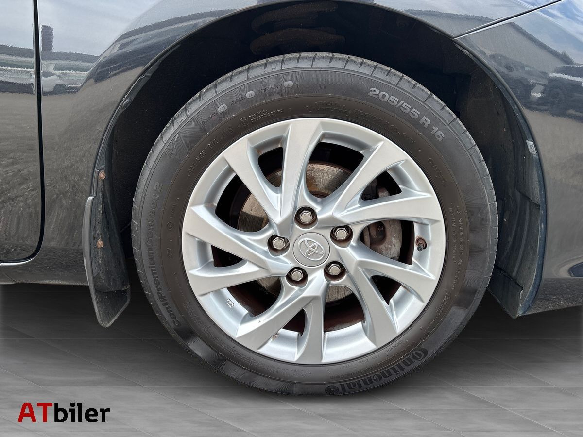 Sort Toyota Auris fra 2016