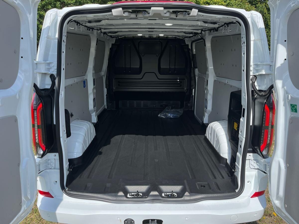 Hvid Ford E-Transit Custom fra 2026