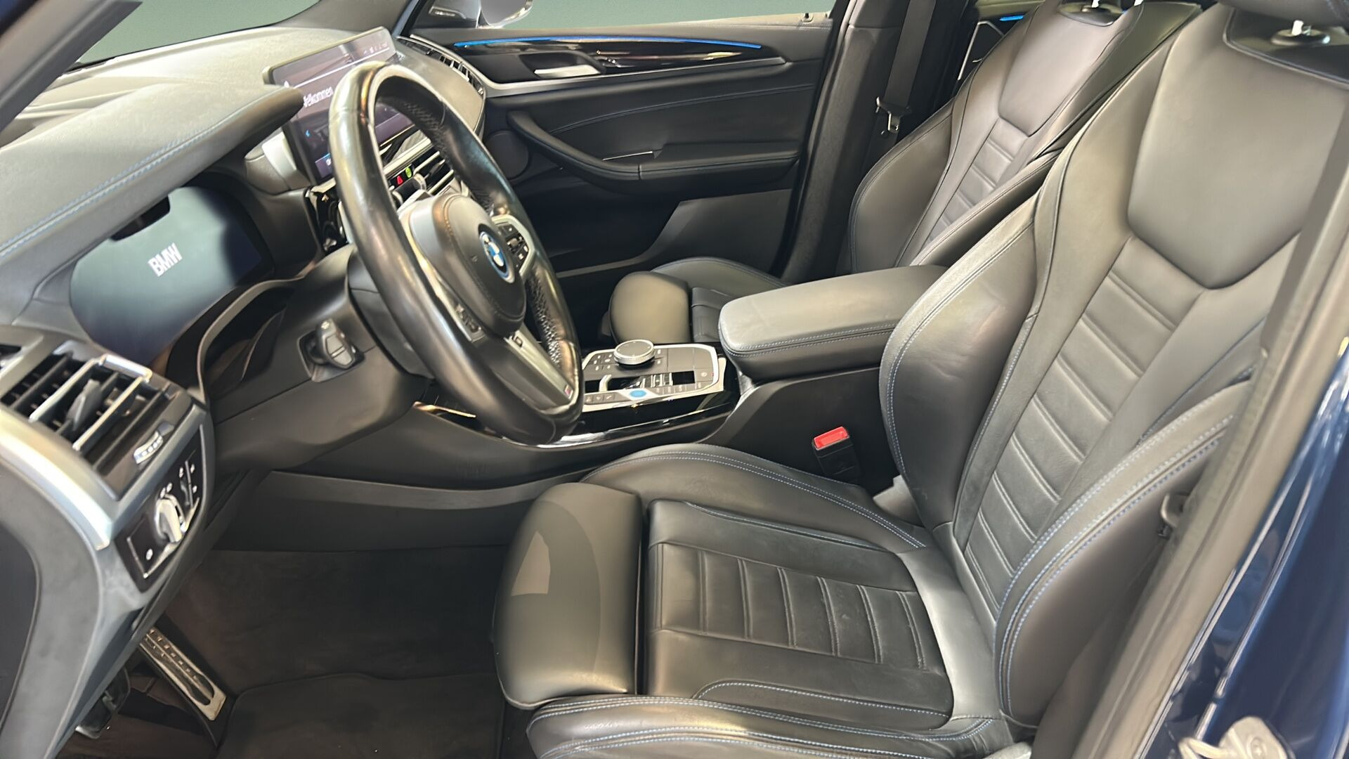 Blå BMW iX3 fra 2023