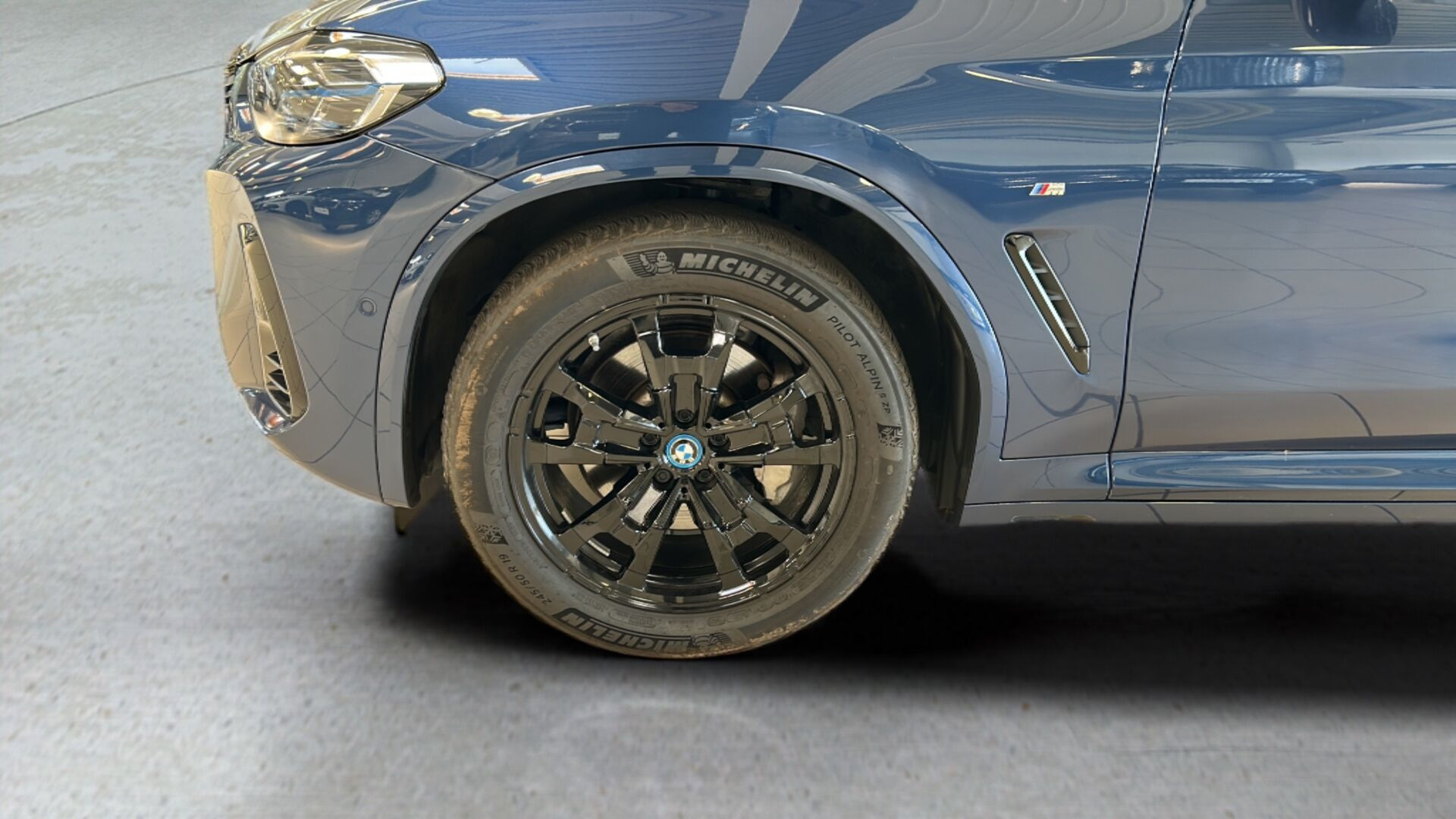Blå BMW iX3 fra 2023