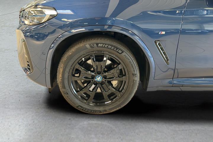 Blå BMW iX3 fra 2023