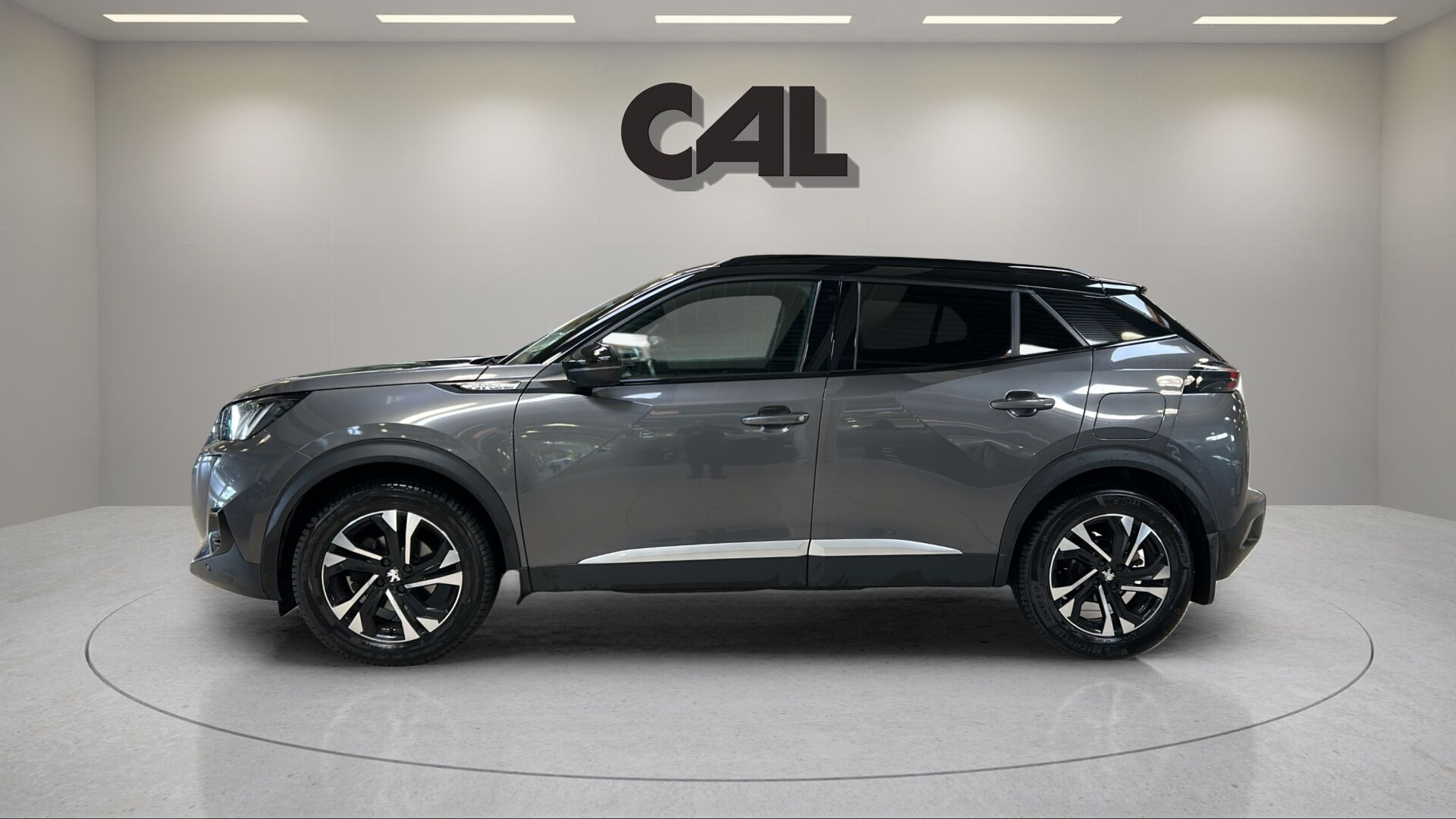 Grå Peugeot 2008 fra 2020