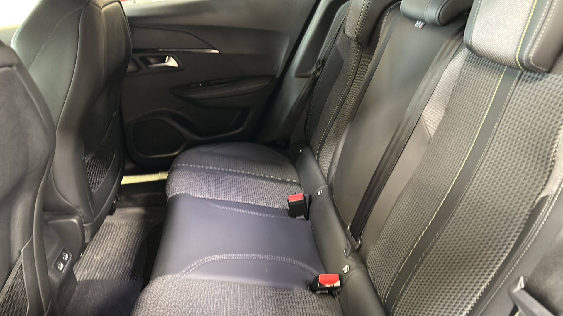 Grå Peugeot 2008 fra 2020