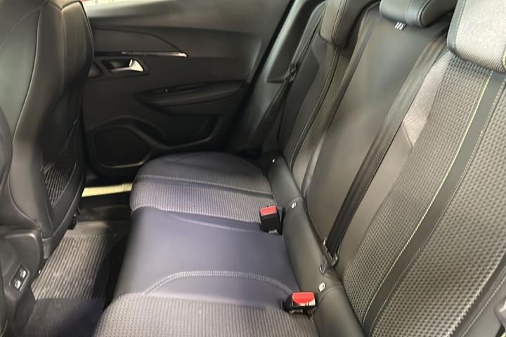 Grå Peugeot 2008 fra 2020