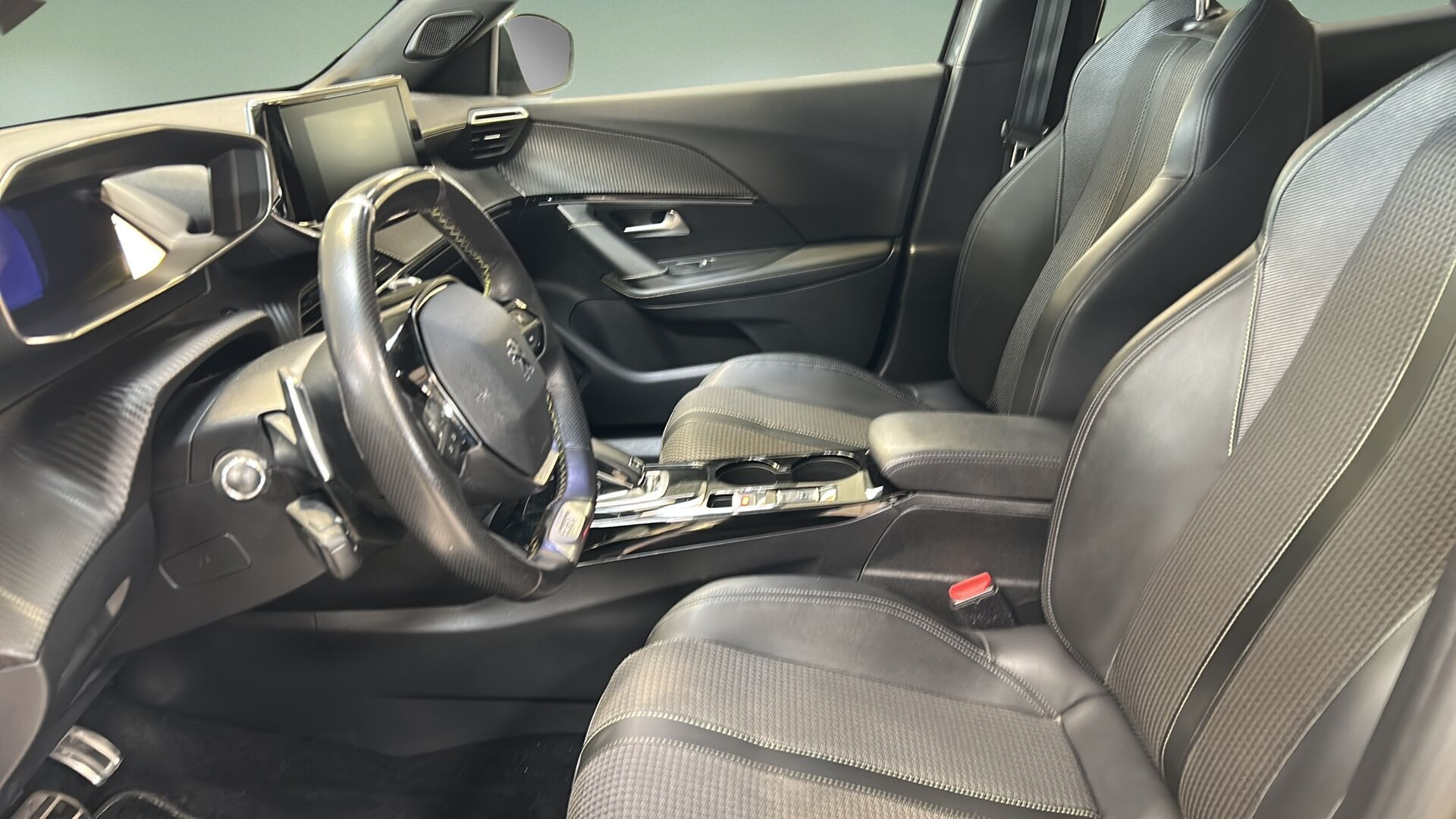 Grå Peugeot 2008 fra 2020