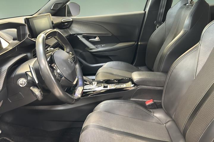 Grå Peugeot 2008 fra 2020