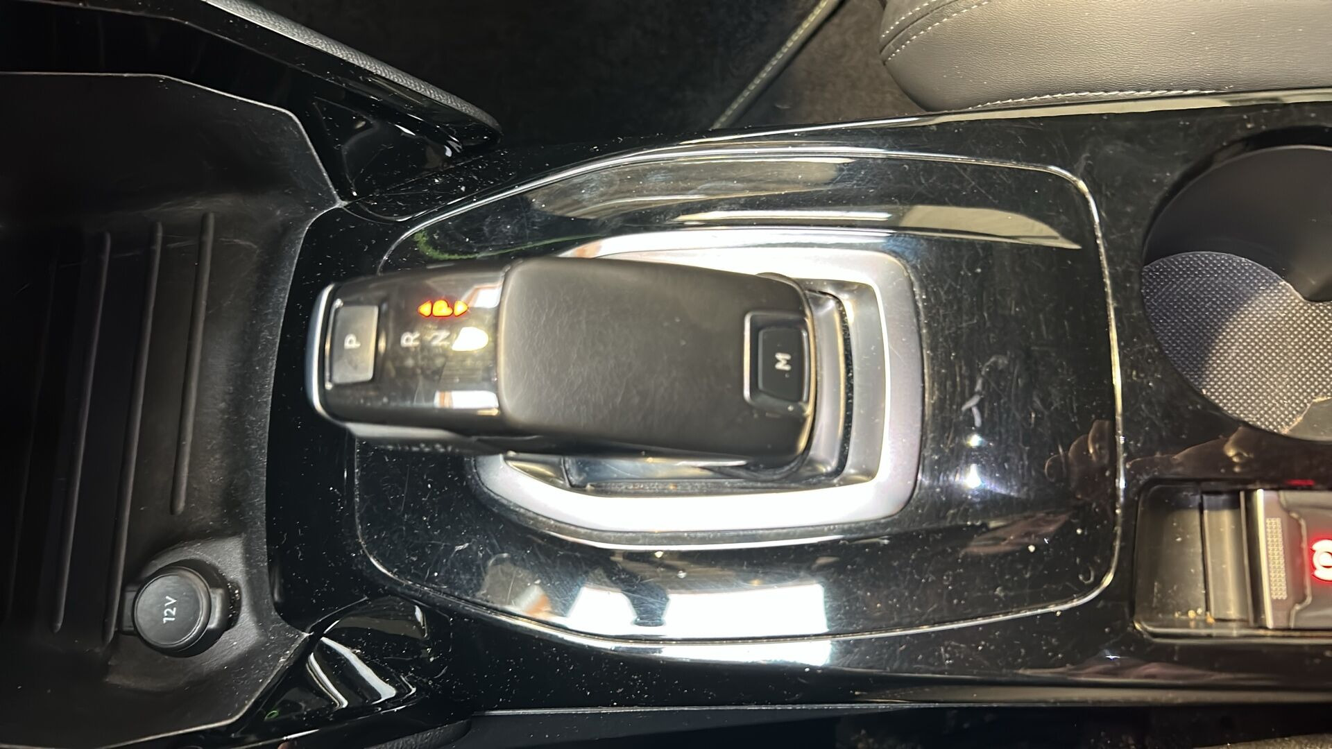 Grå Peugeot 2008 fra 2020