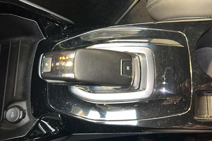 Grå Peugeot 2008 fra 2020