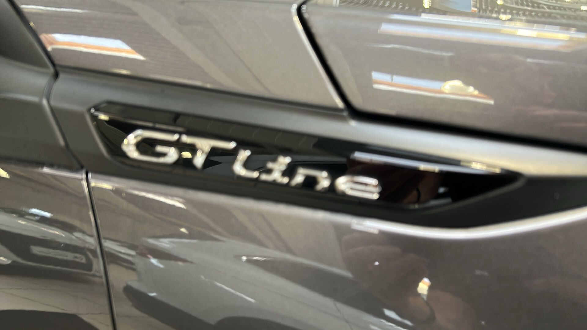 Grå Peugeot 2008 fra 2020