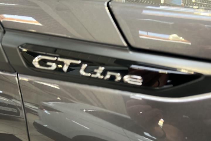 Grå Peugeot 2008 fra 2020