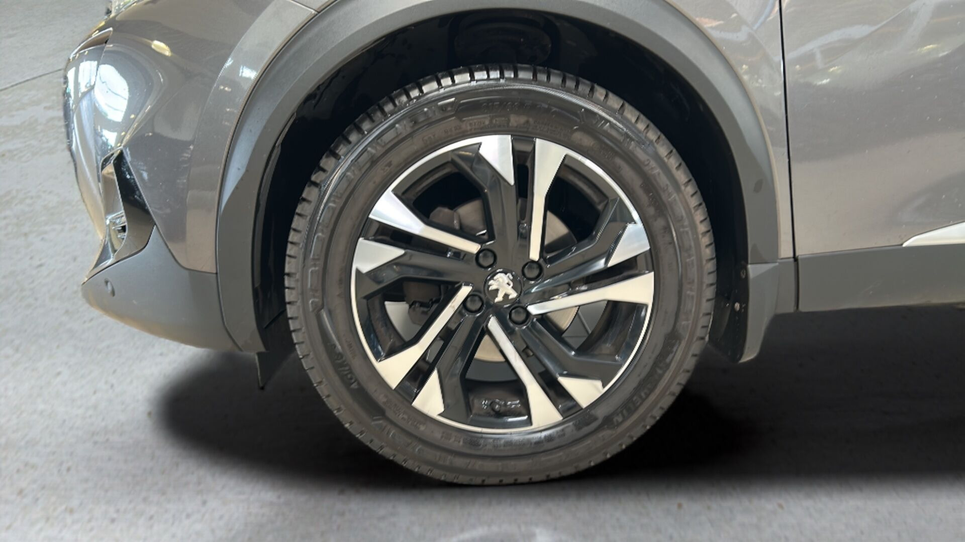 Grå Peugeot 2008 fra 2020