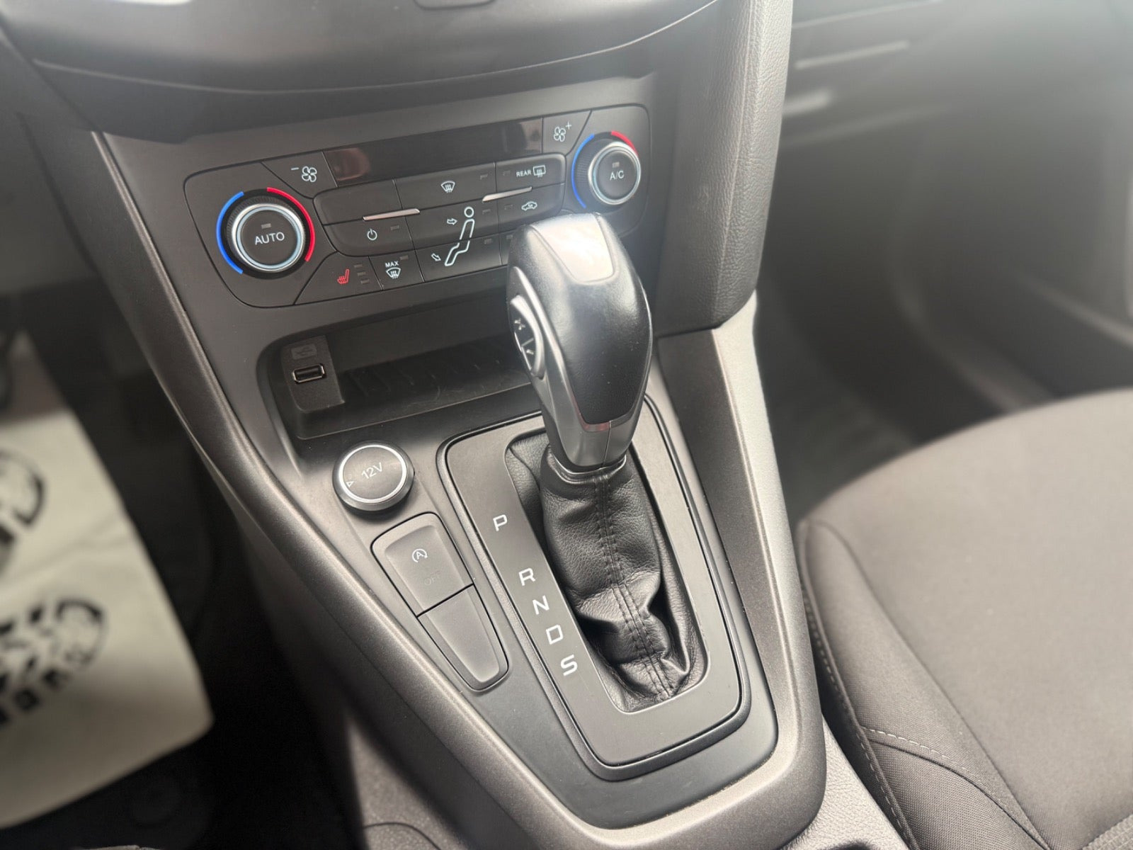 Grå Ford Focus fra 2016