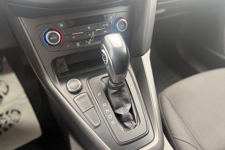Grå Ford Focus fra 2016