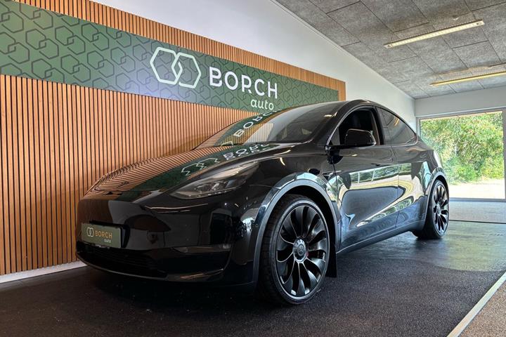 Sort Tesla Model Y fra 2022 set udefra