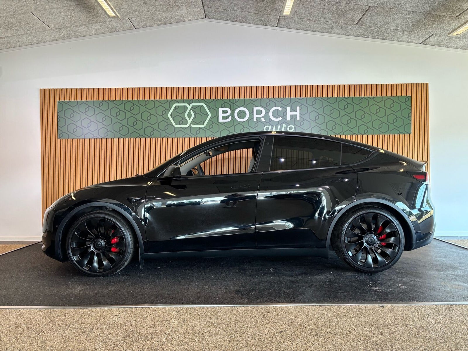 Sort Tesla Model Y fra 2022