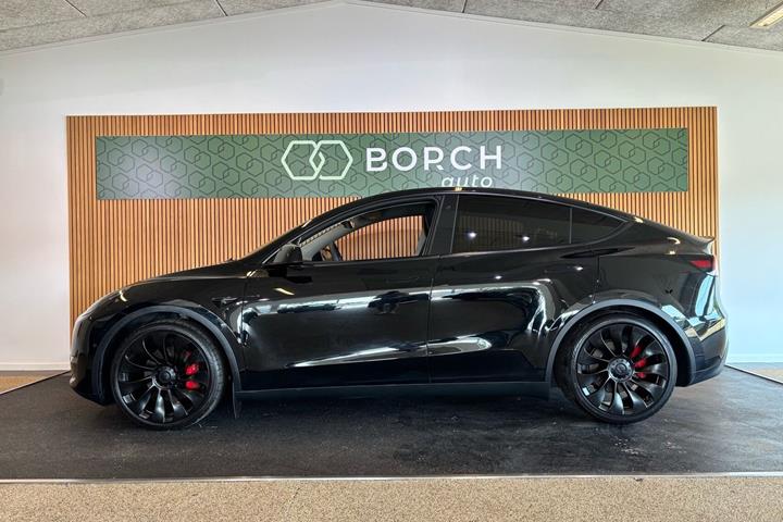 Sort Tesla Model Y fra 2022