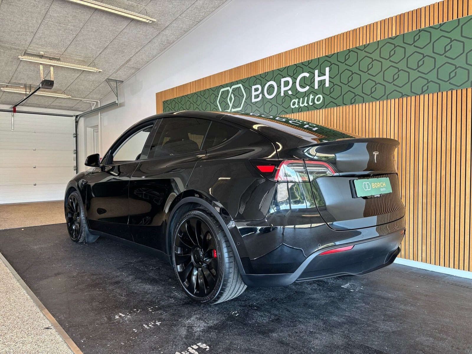 Sort Tesla Model Y fra 2022