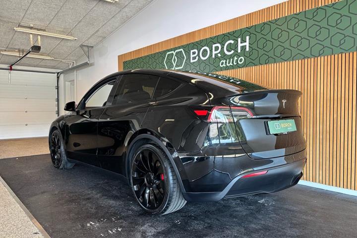Sort Tesla Model Y fra 2022