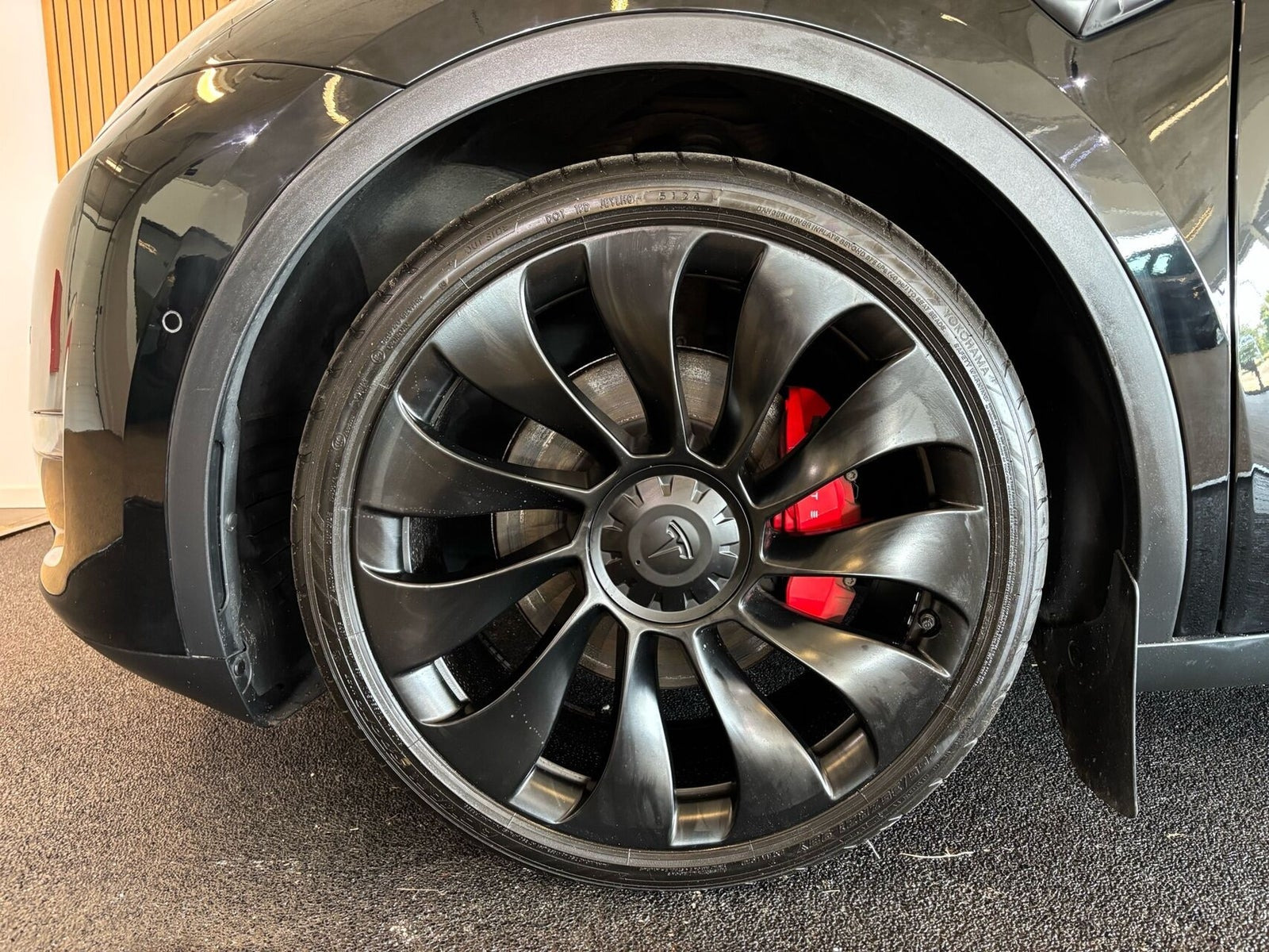 Sort Tesla Model Y fra 2022