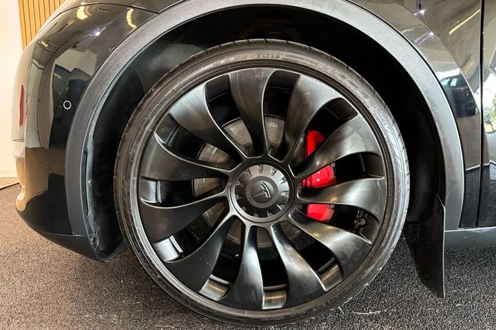 Sort Tesla Model Y fra 2022