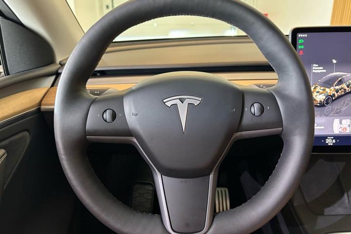 Sort Tesla Model Y fra 2022