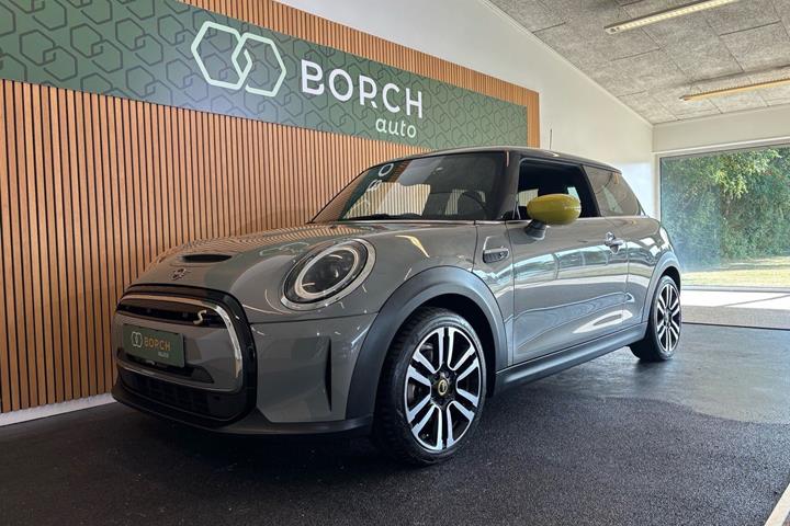 Sølv Mini Cooper SE fra 2022 set udefra