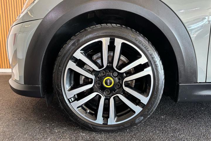 Sølv Mini Cooper SE fra 2022