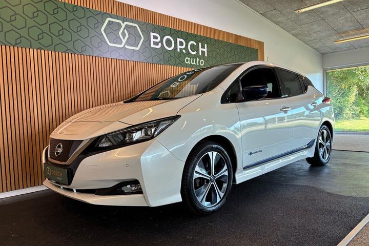 Hvid Nissan Leaf fra 2018 set udefra