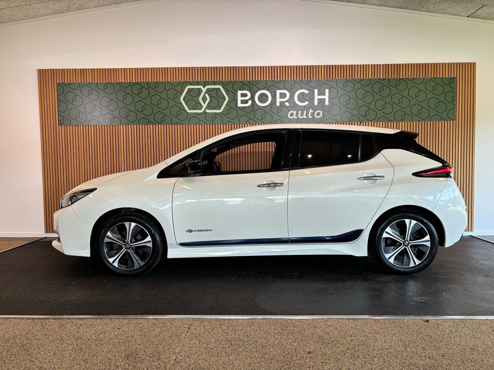 Hvid Nissan Leaf fra 2018