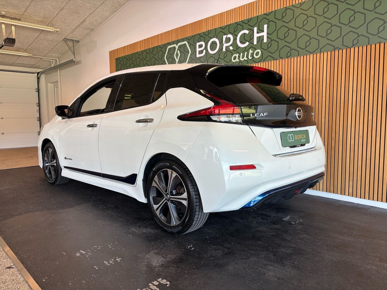 Hvid Nissan Leaf fra 2018