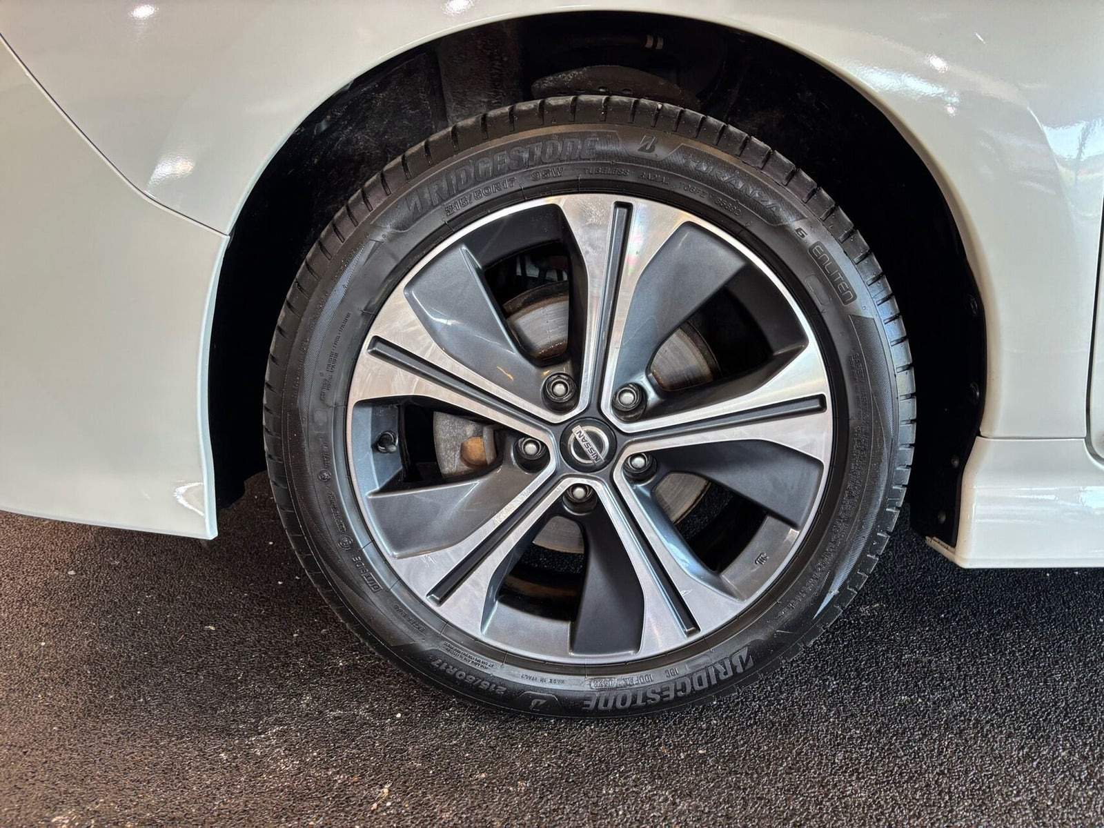 Hvid Nissan Leaf fra 2018