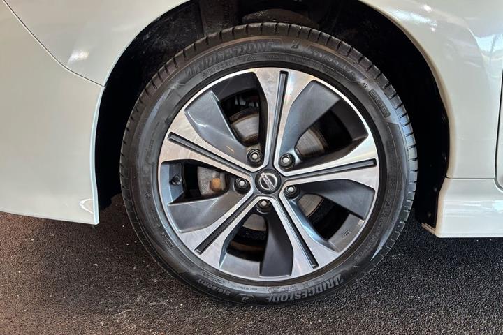 Hvid Nissan Leaf fra 2018