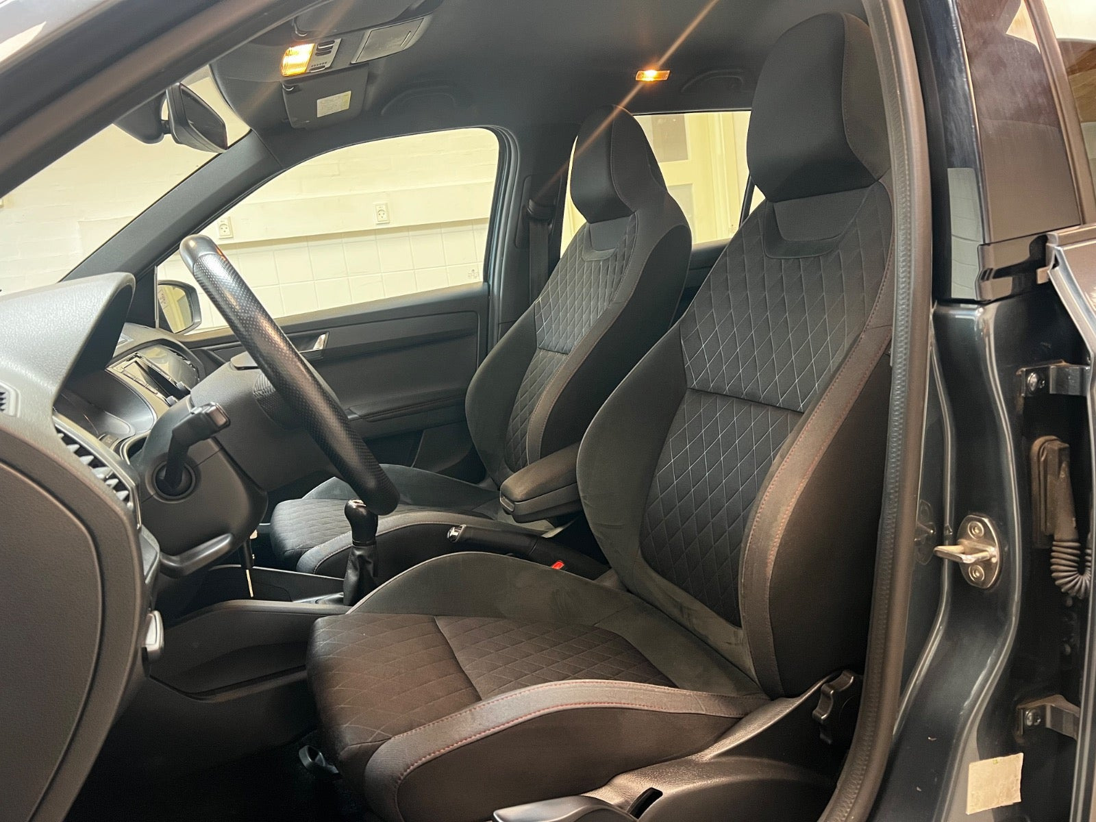 Grå Skoda Fabia fra 2020