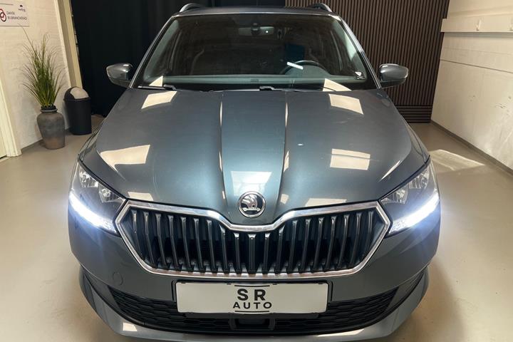 Grå Skoda Fabia fra 2020